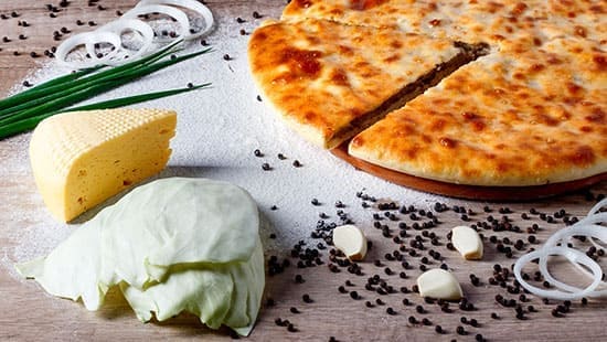 Осетинский пирог с говядиной, белокочанной капустой и сыром