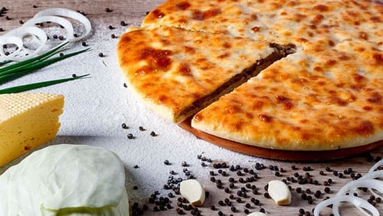 Осетинский пирог с говядиной, белокочанной сыром и сыром