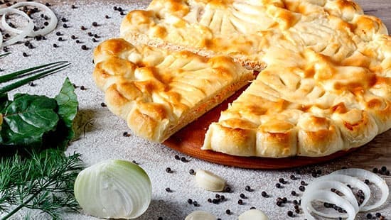 Осетинский пирог с лососем, сыром и шпинатом