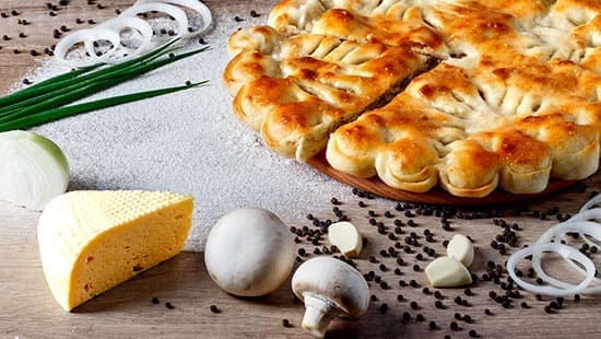 Осетинский пирог с говядиной, грибами и сыром