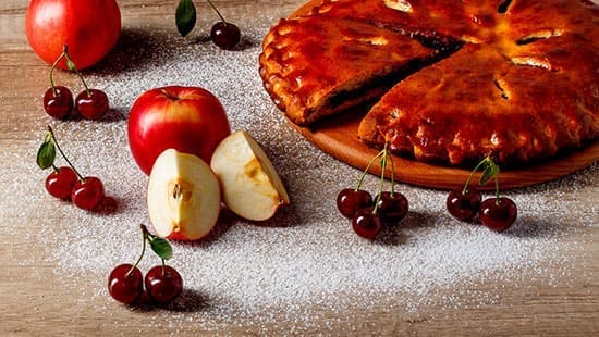 Осетинский пирог с яблоком и вишней (балджин)