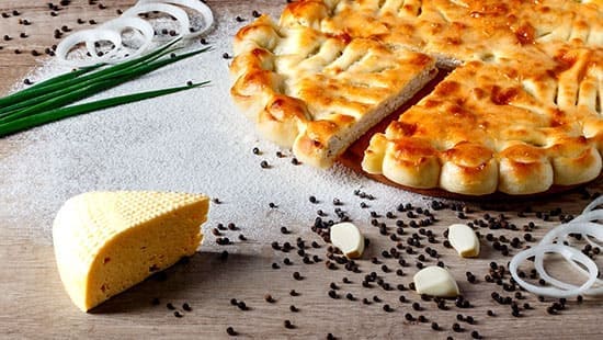 Осетинский пирог с индейкой и сыром
