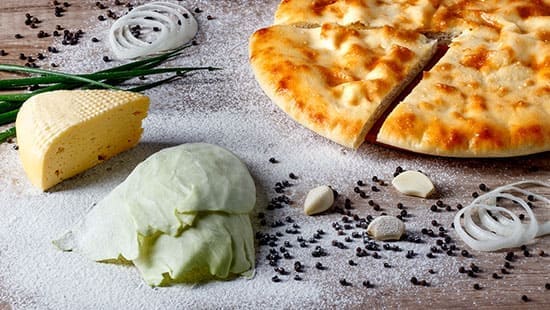 Осетинский пирог с индейкой, белокочанной капустой и сыром