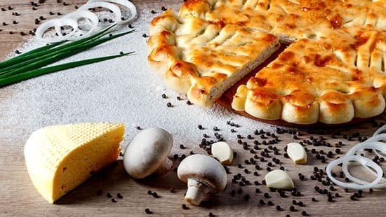 Осетинский пирог с индейкой, грибами и сыром - фото 1