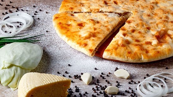 Осетинский пирог с белокочанной сыром и сыром