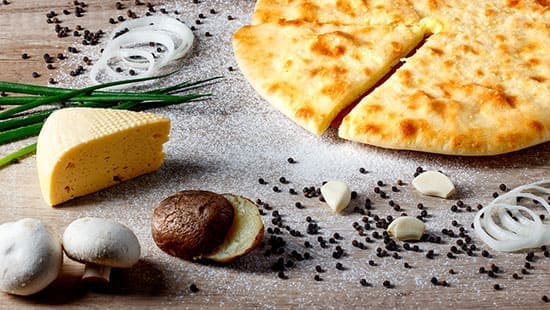 Осетинский пирог с сыром, картошкой и грибами - фото 1