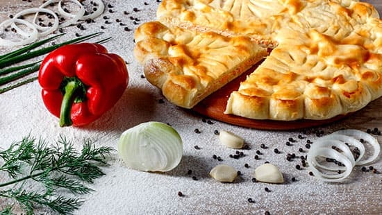 Осетинский пирог с лососем и овощами - фото 1