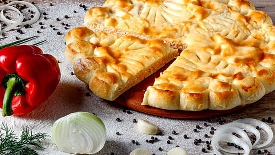 Осетинский пирог с лососем и овощами