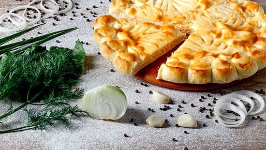 Осетинский пирог с лососем и зеленью