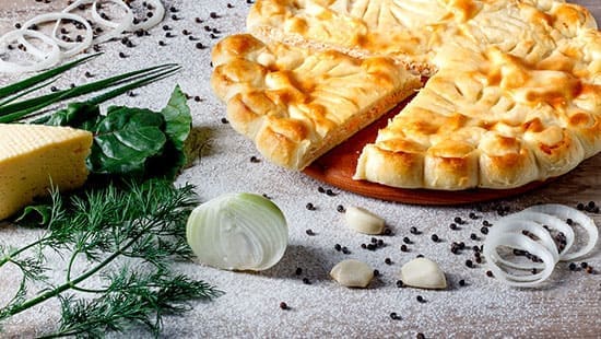 Осетинский пирог с лососем, сыром и шпинатом - фото 1
