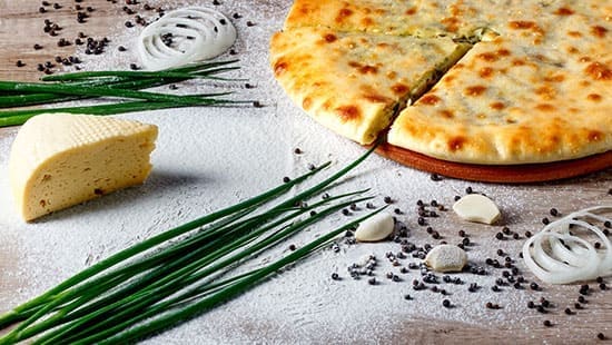 Осетинский пирог с зеленым луком и осетинским сыром - фото 1
